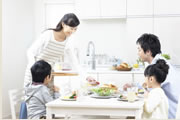 分かれていた台所と居間を繋いで対面のLDKにリフォームすれば、家族のコミュニケーションが生まれます