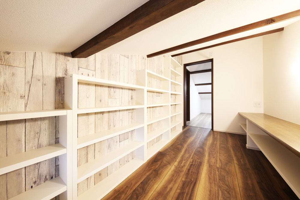 屋根裏のわずかな空間も有効活用した書斎・インテリアはヴィンテージ風にまとめ、懐かしさとカッコよさを演出。