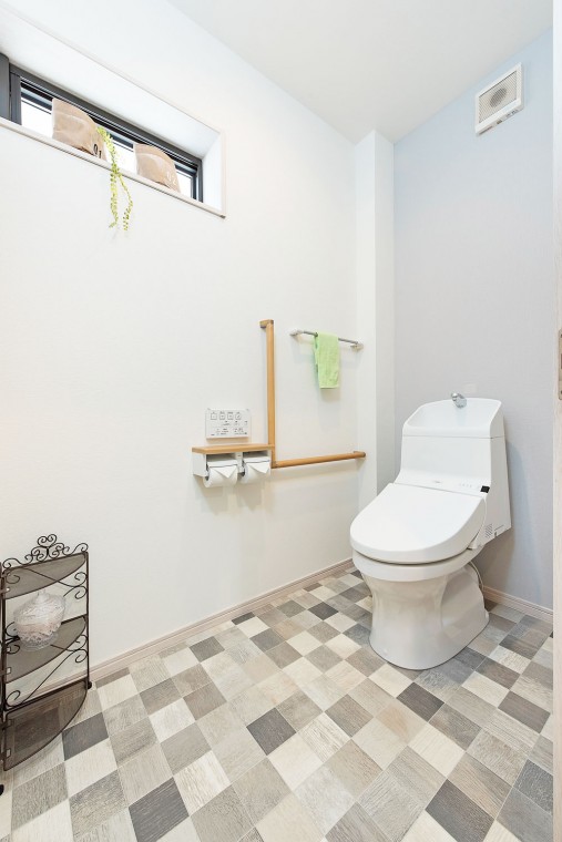 １階のトイレは車椅子でも入れるように引戸にして少し広めに設計