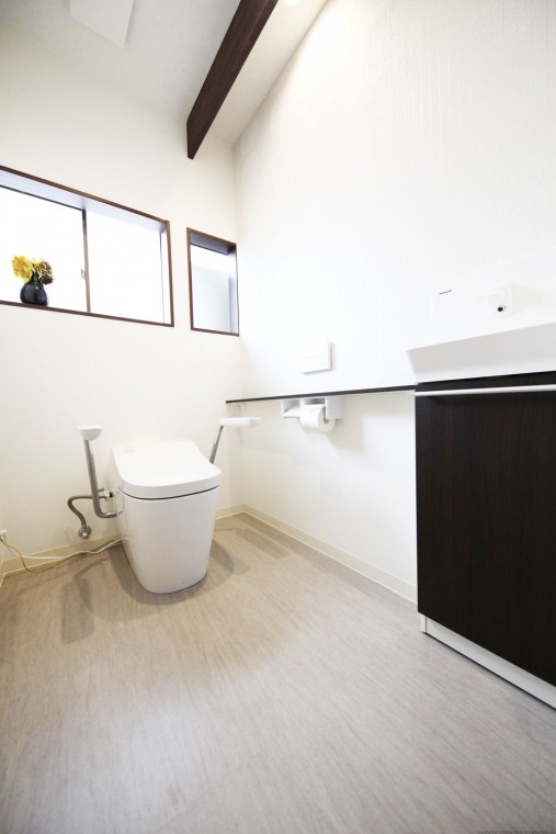 タンクレスタイプのトイレに変え奥行きの浅い収納にして床面積はそのままでも空間の有効面積が拡大