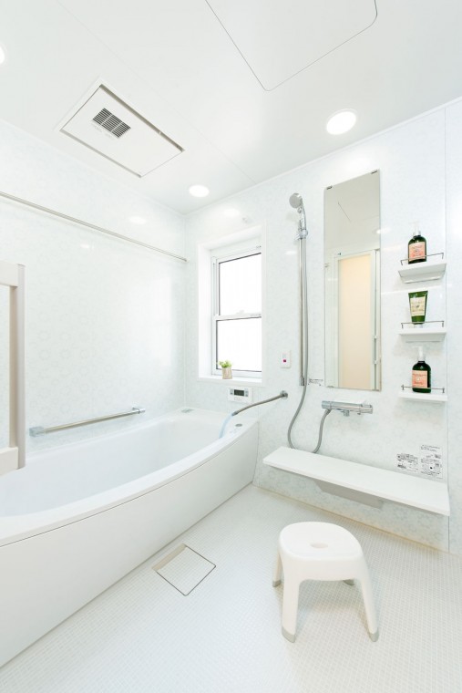 広々としたお風呂はお手入れ性がバツグンで換気扇は暖房や乾燥もついた多機能。手すりや段差も配慮。