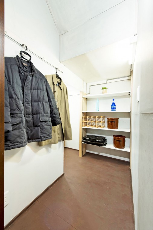 玄関ホールにある収納スペース。物をしまいやすく取り出しやすいように動線と棚のかけ方を変更。