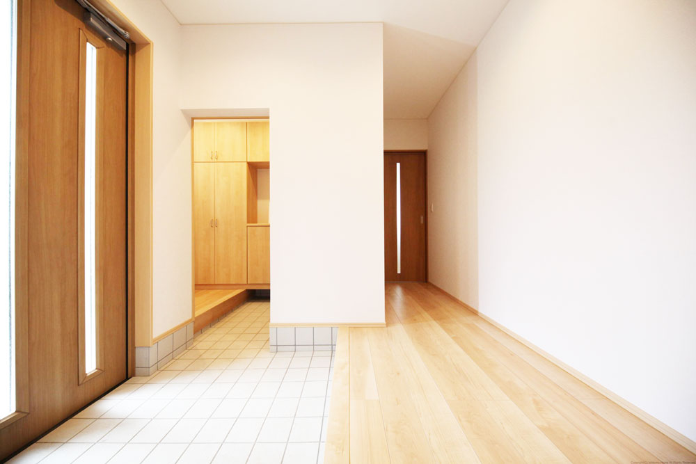 限られた空間を有効利用するため玄関を共用にし１階を親世帯、階段を昇れば子世帯。