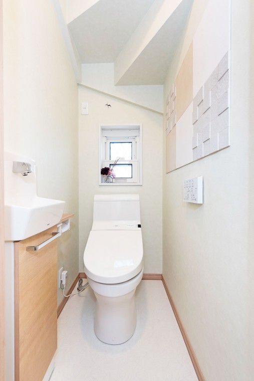 壁紙にエコカラットを貼り優しい印象のトイレに。節水性、清掃性もアップ。