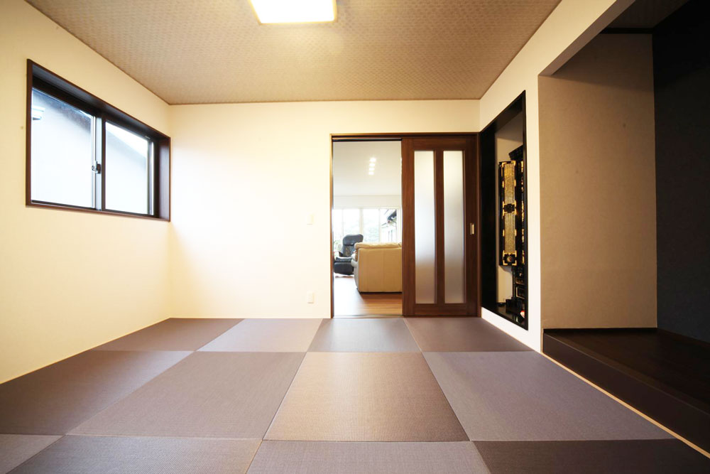 紫色の畳や壁のクロスなど打ち合わせを重ねおしゃれな和室に。