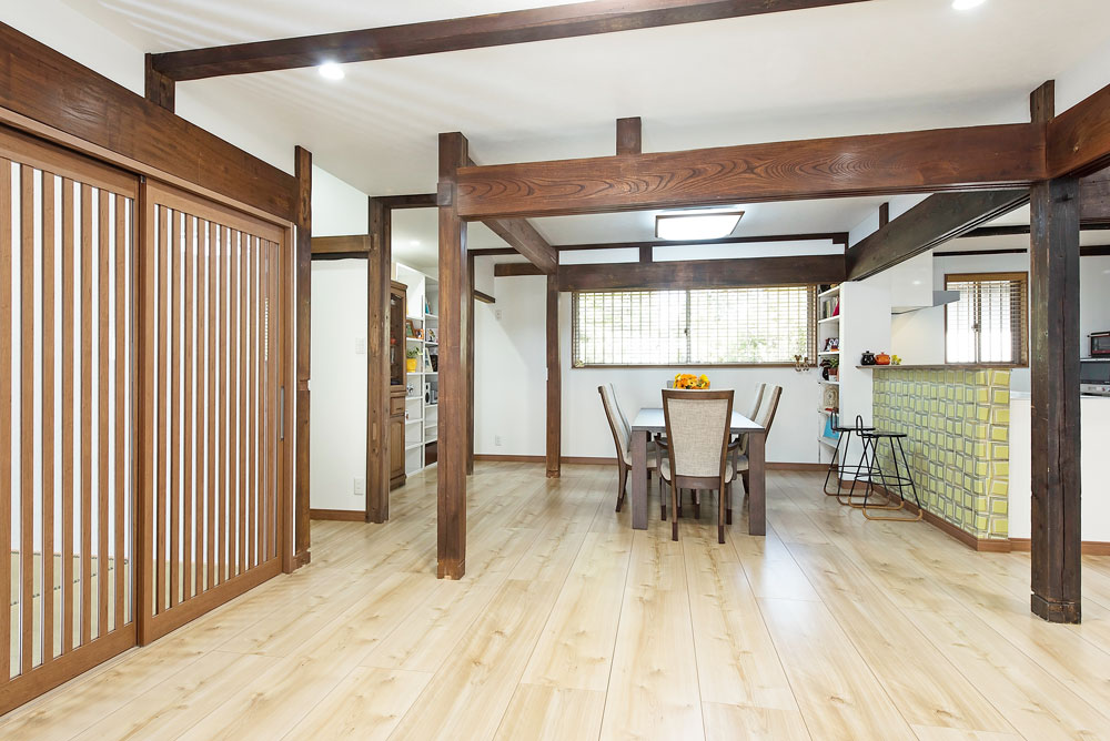 和室の部分をリビングと一体にして空間を広げ、もともとの雰囲気を壊さないようなデザインに。
