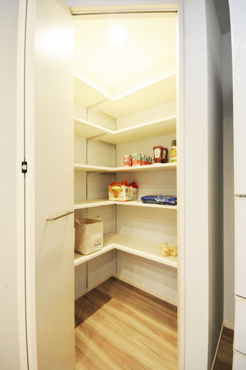冷蔵庫横のＬ型に配置したパントリー。収納や在庫管理がしやすく共働きのご夫婦にうれしい収納。