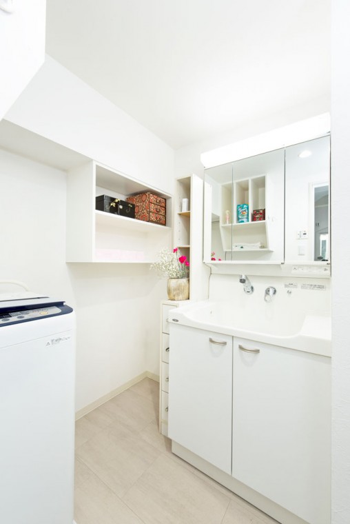 洗面台は壁から蛇口が出ているタイプでお掃除が楽に。