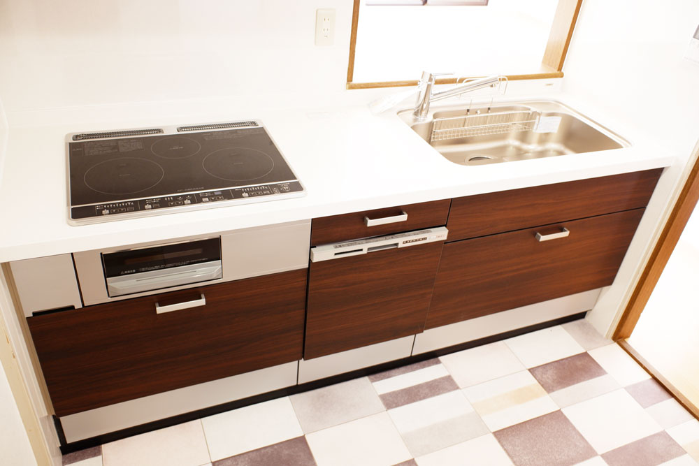 卓上だった食器洗い乾燥機をビルトインにし広い作業スペースを確保。