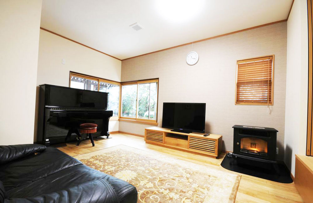 キッチン、リビング、和室をつなげLDK＋畳コーナーにしたことで広がりと明るさを確保。