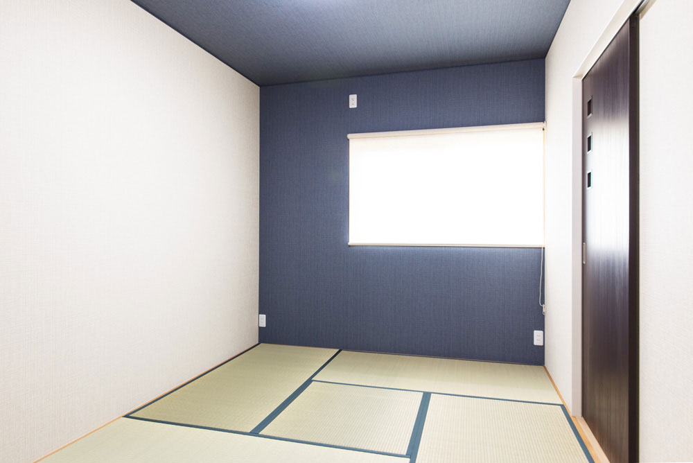 寝室は畳を敷きアクセントの紺クロスでの落ち着いた雰囲気に。