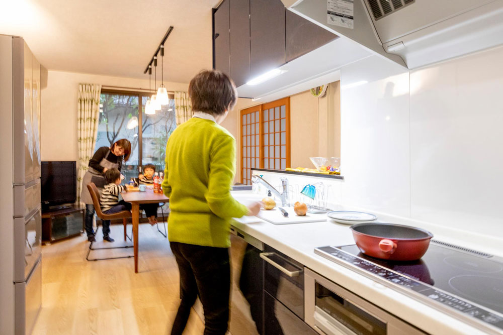 お孫さんのお食事を見守りながら調理することができる側面対面キッチンに。