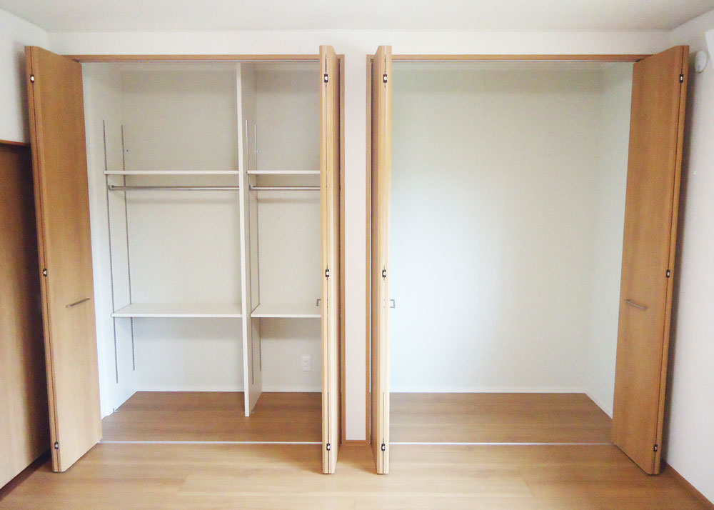 可動できる棚だと収納するものによって棚の高さを変えることができ便利です。
