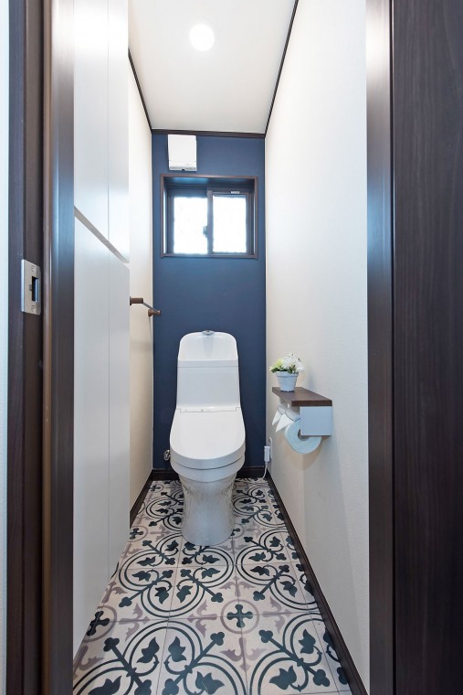 奥様が青系の色がお好きとのことでトイレの床はきれいな柄のクッションフロアに。
