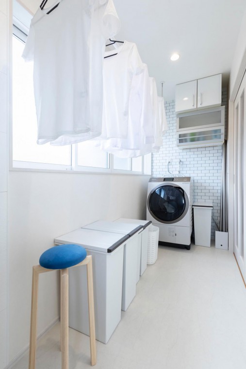 「室内にサンルームを造り洗濯機を設置して家事効率をアップさせたい」という奥様の念願が叶ったサンルーム。