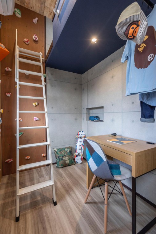 子供部屋は２.５帖の空間を最大限に活かし天井の高さを利用してロフトをご提案。
