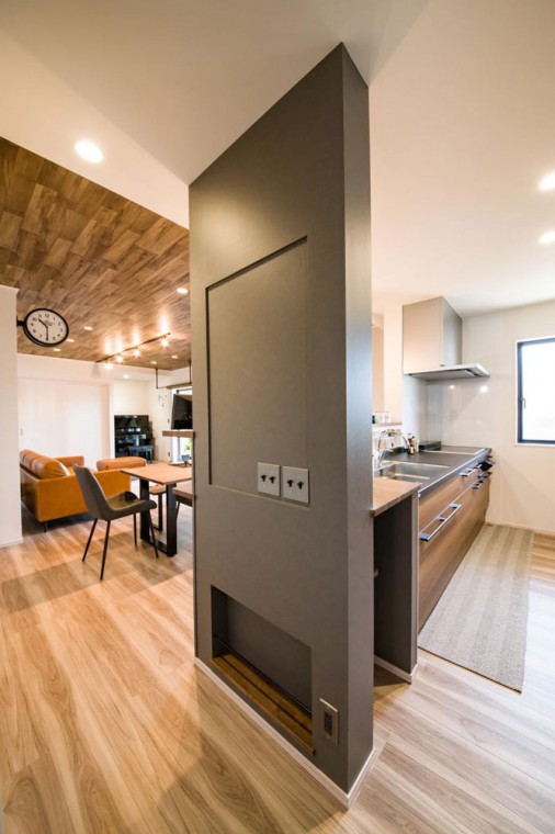 キッチン横に設けた壁面にマグネットが使えるクロス下地を入れてお便りスペースに。
