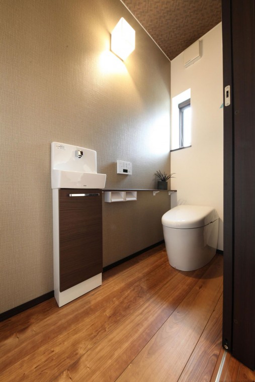 つなぎ目が少なくお掃除のしやすい便座一体型のタンクレストイレを採用。