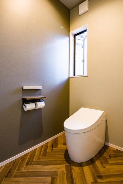つなぎ目や凸凹の少ないデザインのタンクレストイレを採用。
