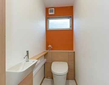 トイレリフォーム～鮮やかな壁紙で彩られたスッキリトイレ