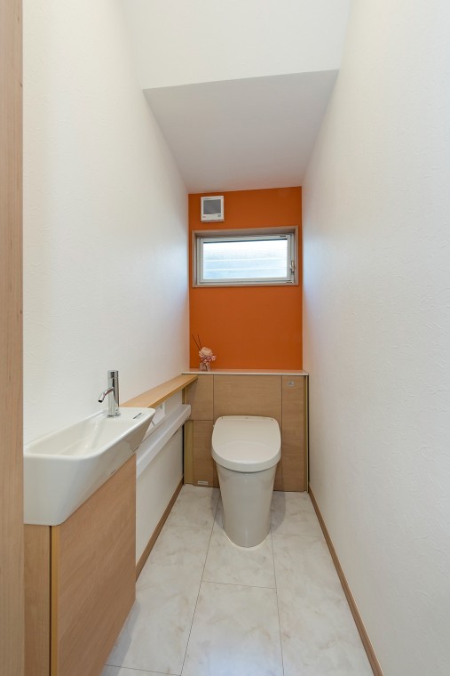 背面カウンター・収納にタンクを隠すタイプのトイレを採用しスッキリとした空間へ。