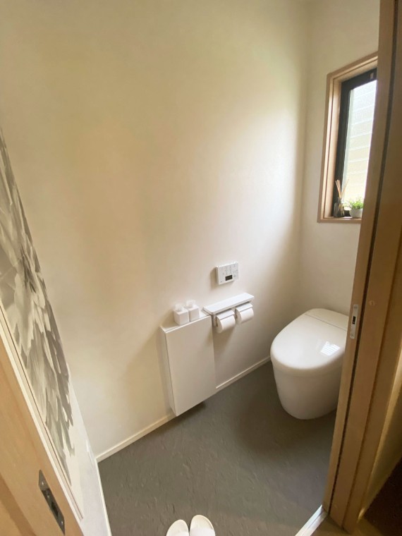 シンプルな中にデザイン性のあるトイレ空間に。