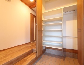 玄関リフォーム～収納スペースを新たに設け、すっきり生まれ変わった玄関