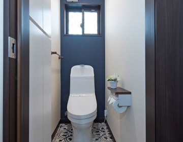 トイレリフォーム～紺色の壁紙がアクセントのスッキリトイレ
