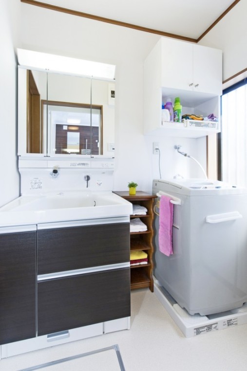収納棚を設置しモノが溢れがちな洗面所もスッキリ。