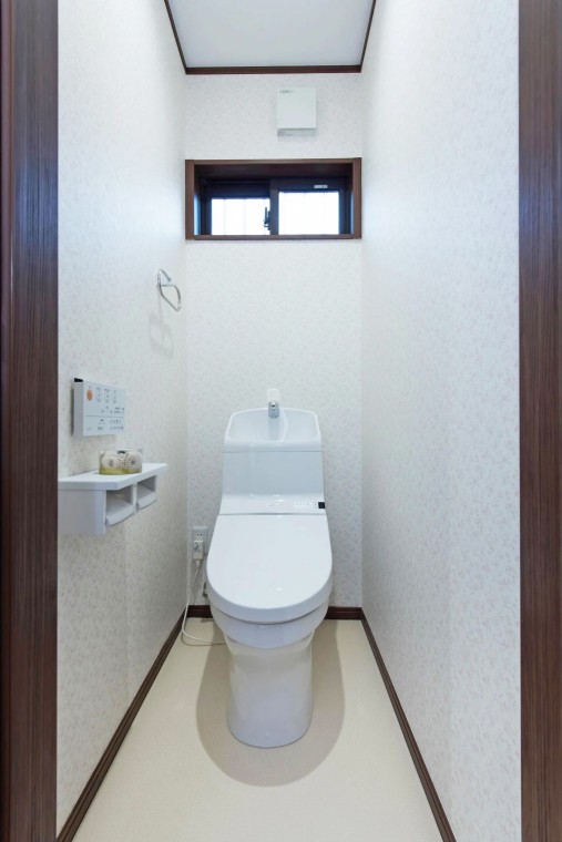 白で統一した清潔感のあるトイレ空間。